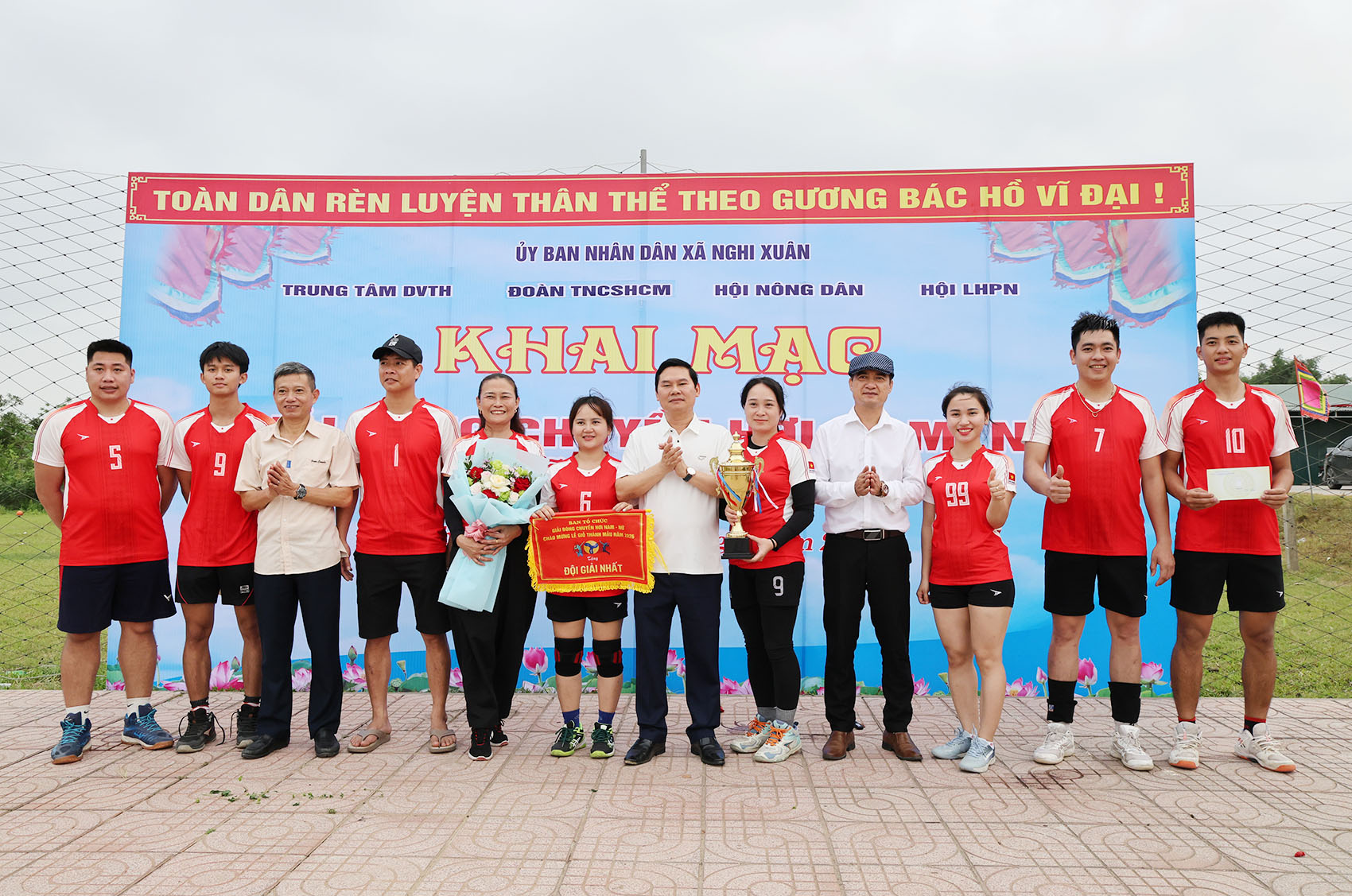 Xuân Hồng giành  chức chức vô địch giải bóng chuyền hơi nam – nữ lễ giỗ thánh mẫu.