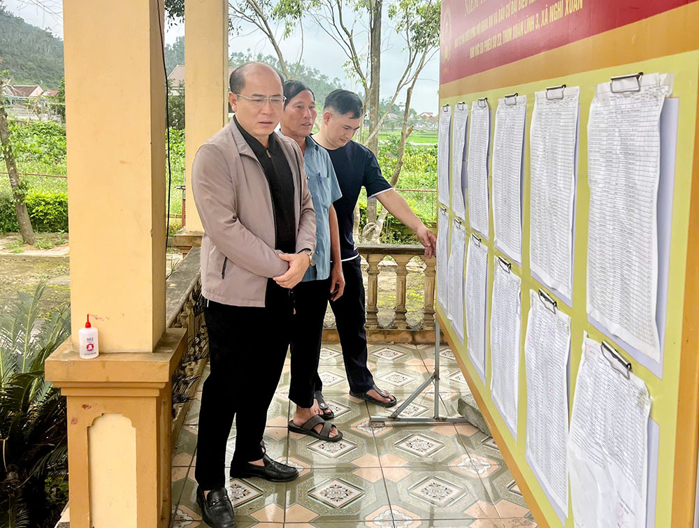 Phó Bí thư Thường trực Đảng ủy Hoàng Hữu Hiệp kiểm tra công tác chuẩn bị Bầu cử tại đơn vị bầu cử số 5.