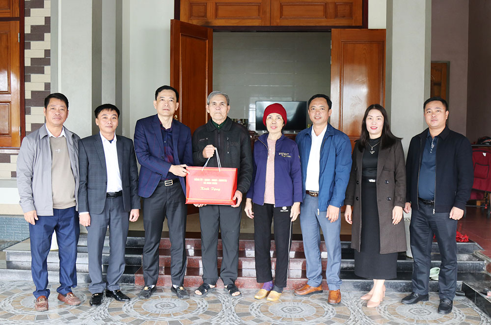 Bí thư Đảng ủy Phạm Chí Hiếu tặng quà Tết gia đình chính sách.