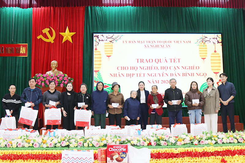 Trao  40 suất quà tết cho các hộ nghèo, cận nghèo xã Nghi Xuân.