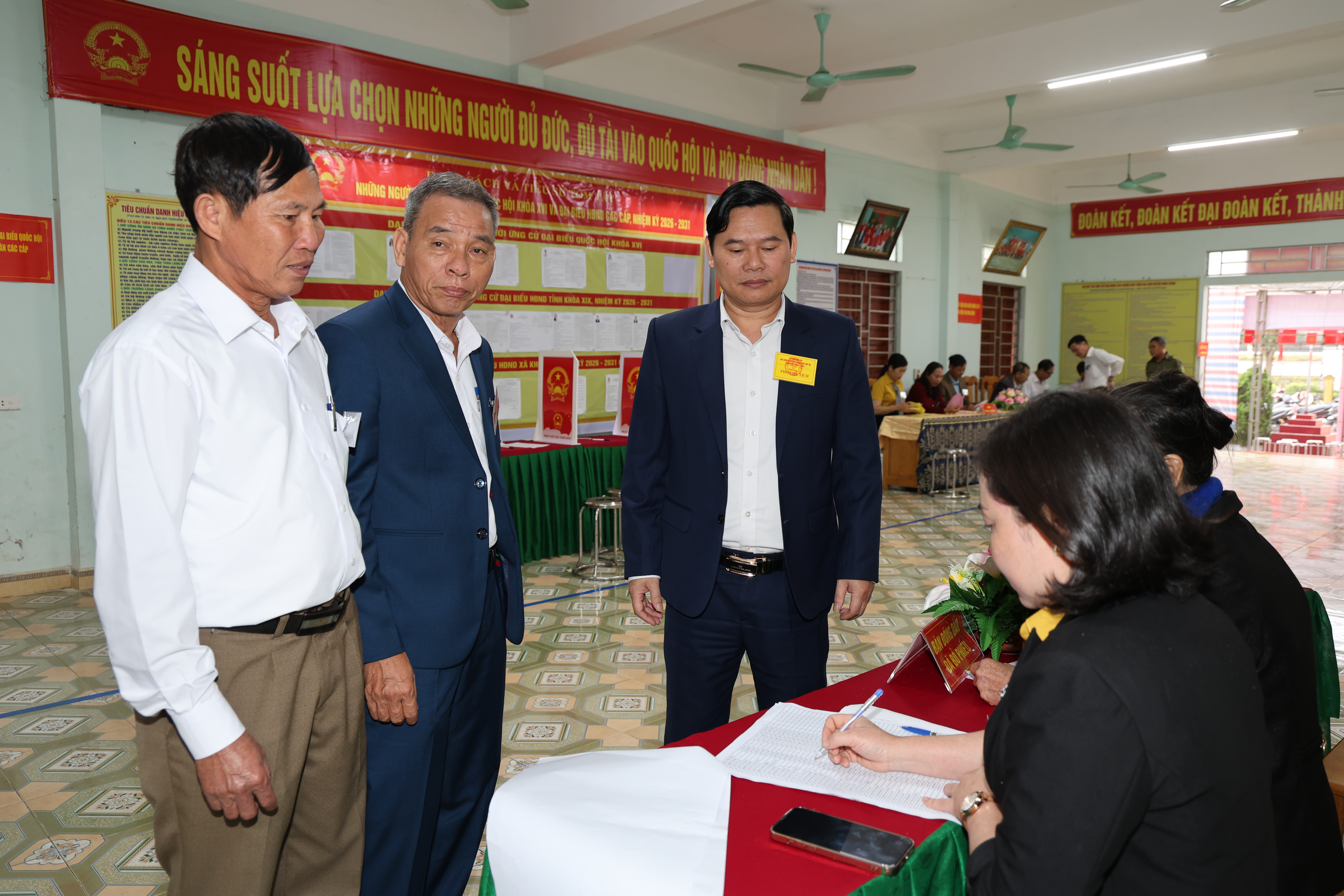 Lãnh đạo xã Nghi Xuân kiểm tra công tác bầu cử tại các khu vực bỏ phiếu.