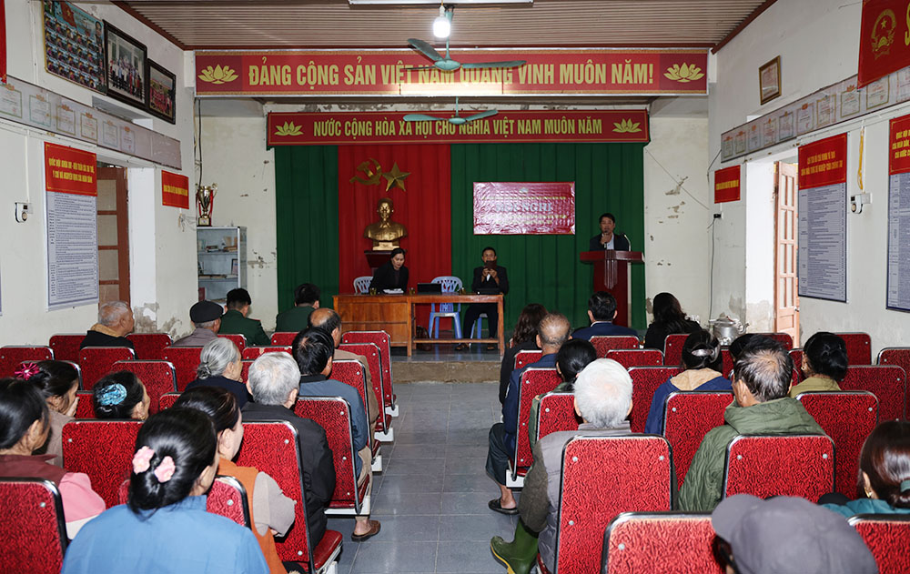 Các ứng cử viên đại biểu HĐND xã Nghi Xuân khóa II tiếp xúc cử tri tại thôn Xuân Hồng 1.