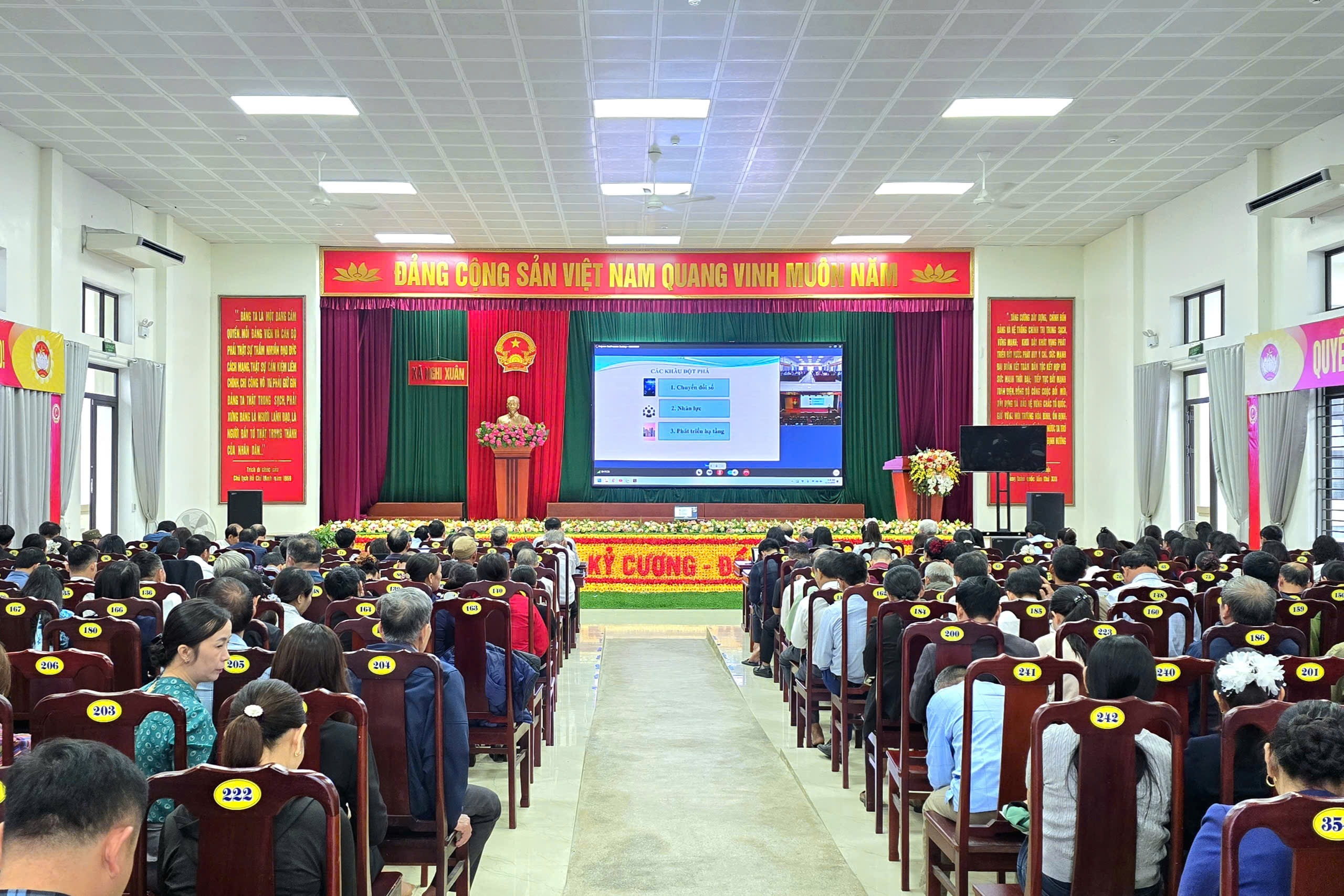 Đảng ủy xã Nghi Xuân đã tổ chức Hội nghị học tập, quán triệt các nghị quyết mới ban hành thông qua hệ thống hội nghị trực tuyến