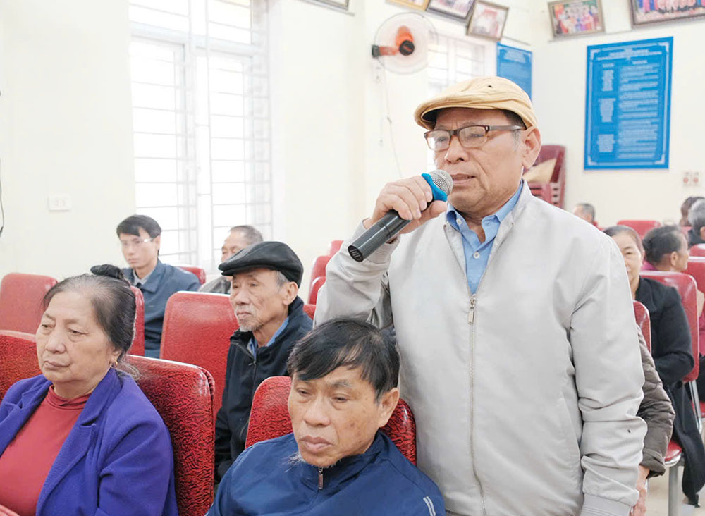 Hội nghị lấy ý kiến cử tri nơi cư trú đối với người ứng cử tại thôn Xuân An 5.