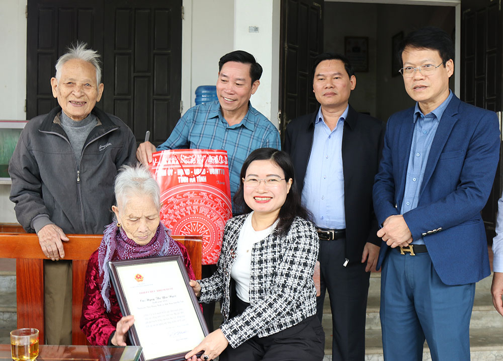 Phó Chủ tịch UBND tỉnh chúc tết gia đình chính sách, người cao tuổi ở xã Nghi Xuân.