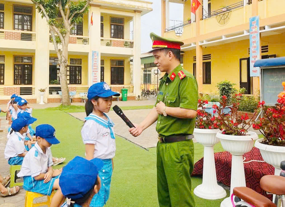 Công an, Y tế và nhà trường cùng lan tỏa kiến thức pháp luật đến học sinh Trường Tiểu học Xuân Viên