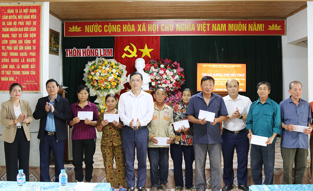 130 hộ dân thôn Hồng Lam nhận kinh phí hỗ trợ từ nguồn hỗ trợ của Ban vận động Cứu trợ Trung ương để khắc phục thiệt hại do mưa lũ gây ra.