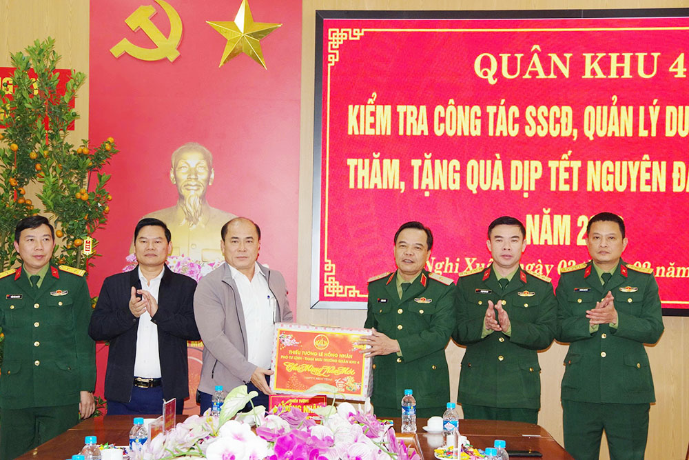 Thiếu tướng Lê Hồng Nhân thăm, chúc Tết tại xã Nghi Xuân.