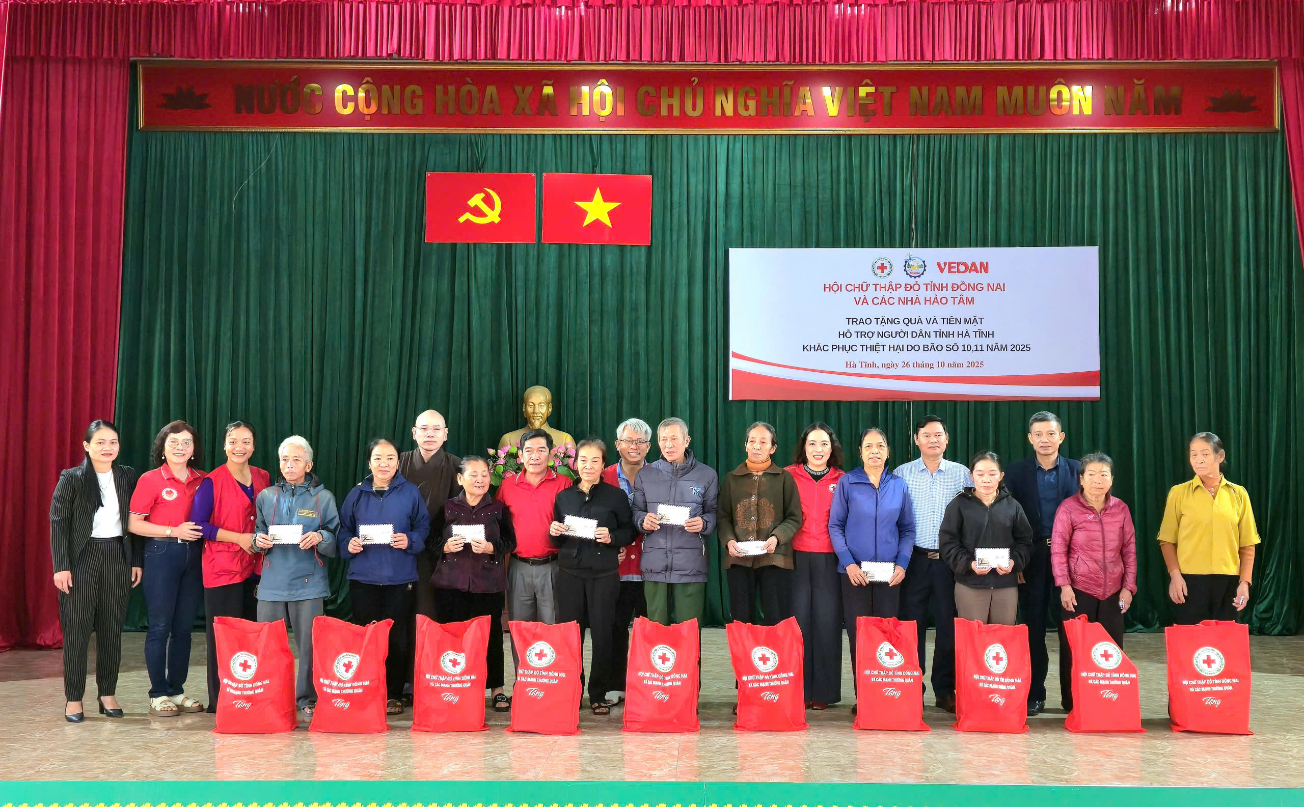 Hội Chữ thập đỏ tỉnh Đồng Nai, các nhà tài trợ hỗ trợ các gia đình xã Nghi Xuân bị thiệt hại do bão số 10.