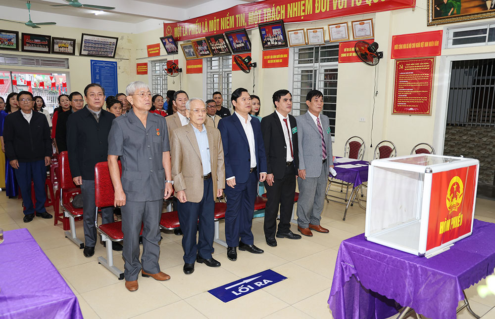 Cử tri xã Nghi Xuân nô nức đi bầu cử.