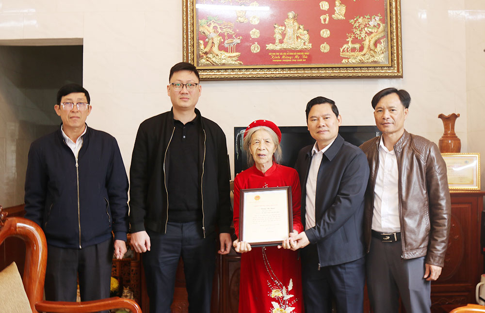 Chủ tịch UBND xã Bùi Việt Hùng tặng quà Tết gia đình chính sách, chúc thọ người cao tuổi.