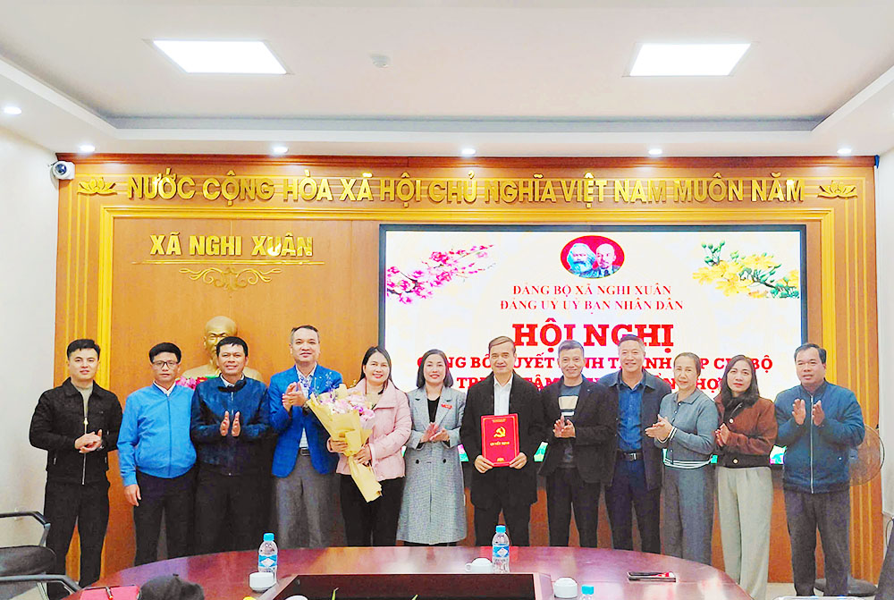 Công bố Quyết định thành lập Chi bộ Trung tâm dịch vụ tổng hợp xã Nghi Xuân.
