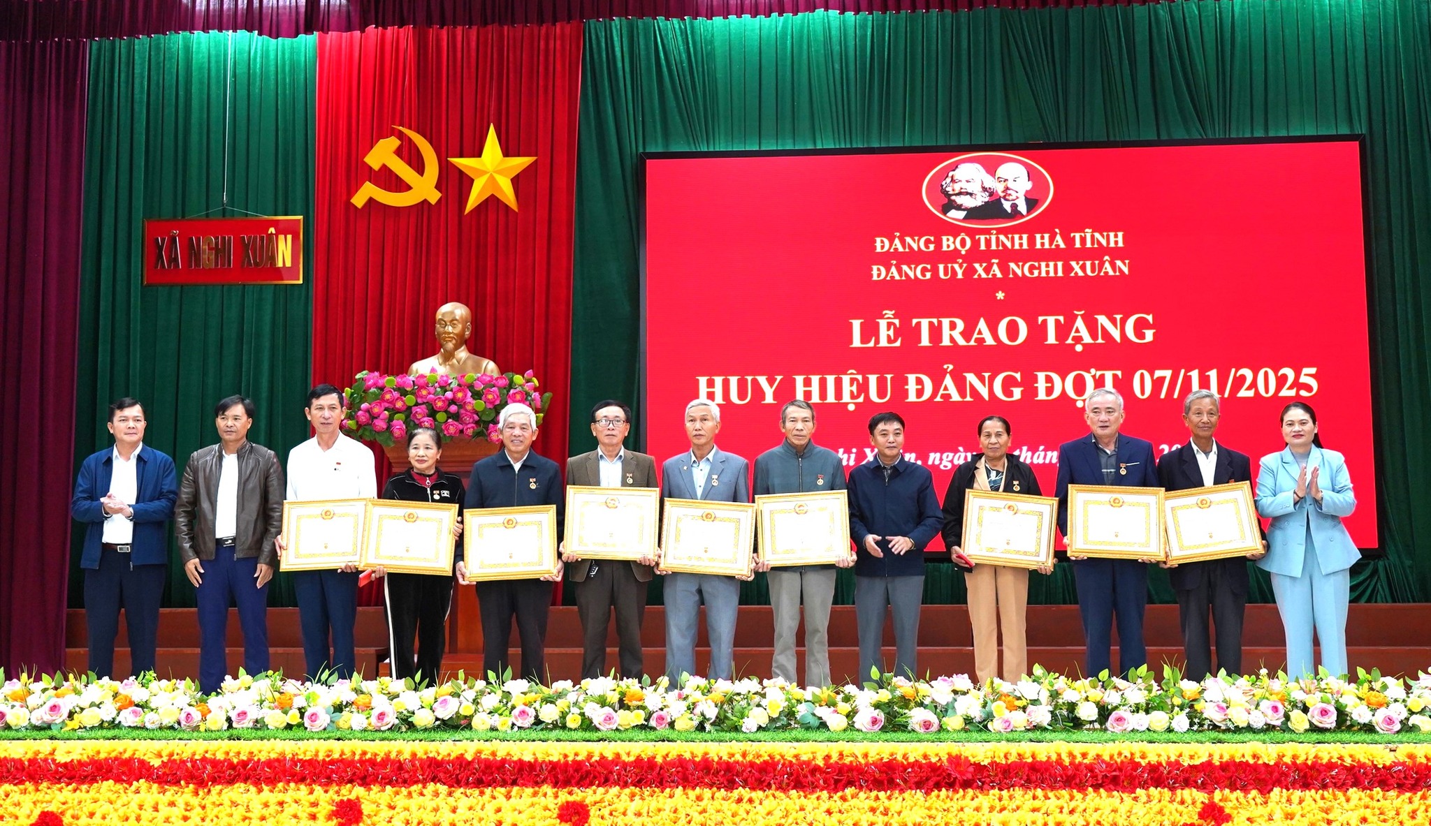 ĐẢNG BỘ XÃ NGHI XUÂN TỔ CHỨC LỄ TRAO TẶNG HUY HIỆU ĐẢNG ĐỢT 07/11/2025