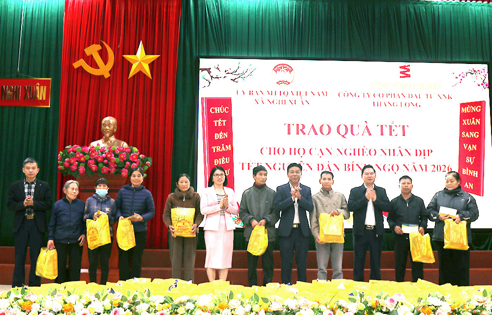 Công ty cổ phần đầu tư xuất nhập khẩu Thăng Long tặng quà Tết tại xã Nghi Xuân
