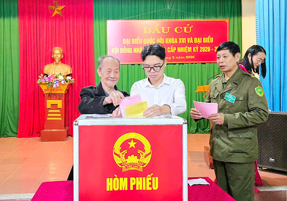 100%  cử tri xã Nghi Xuân đã hoàn thành việc bỏ phiếu bầu cử.