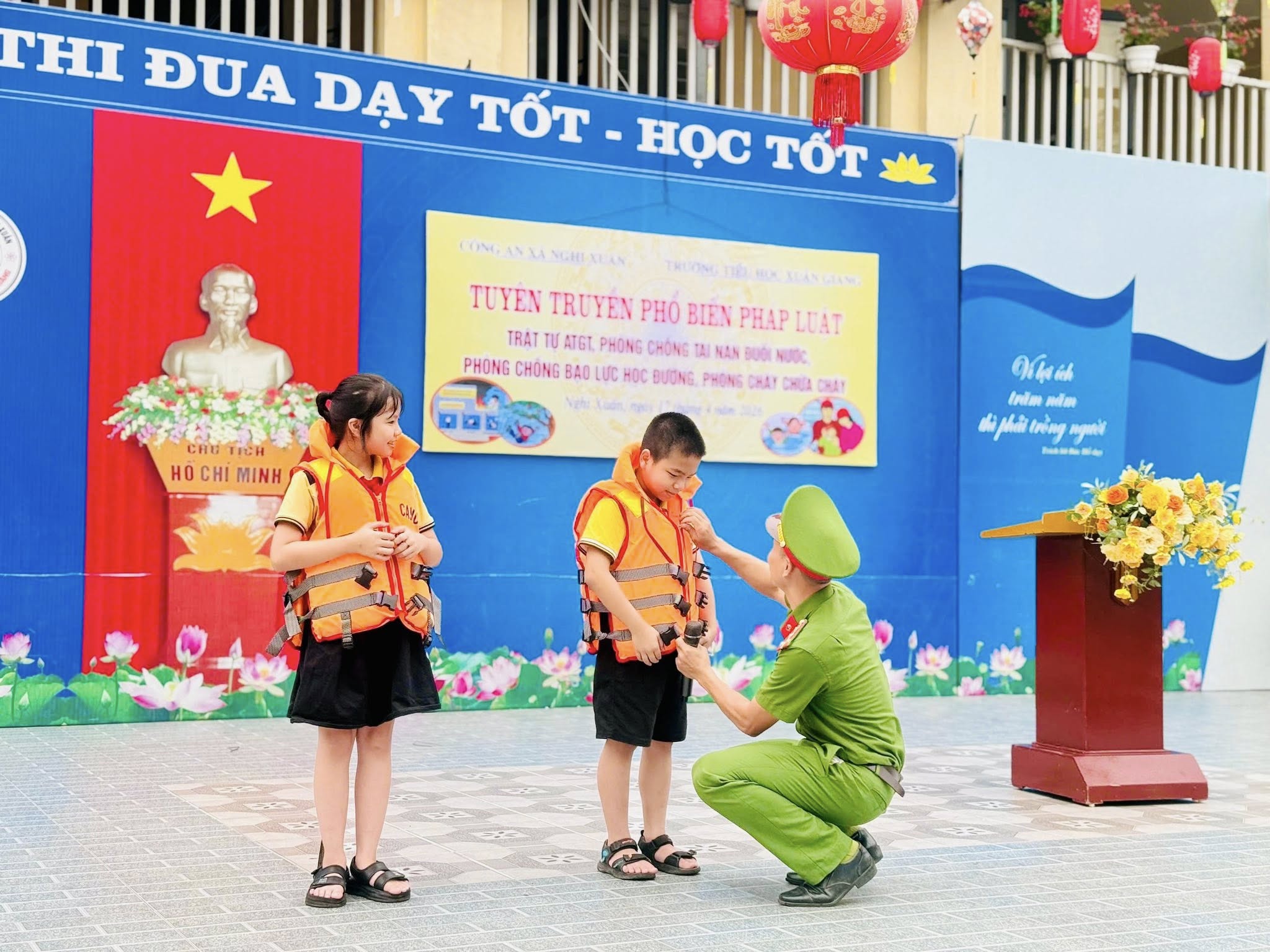 Tuyên truyền về trật tự ATGT, phòng chống đuối nước, bạo lực học đường và phòng cháy chữa cháy tại Trường Tiểu học Xuân Giang.