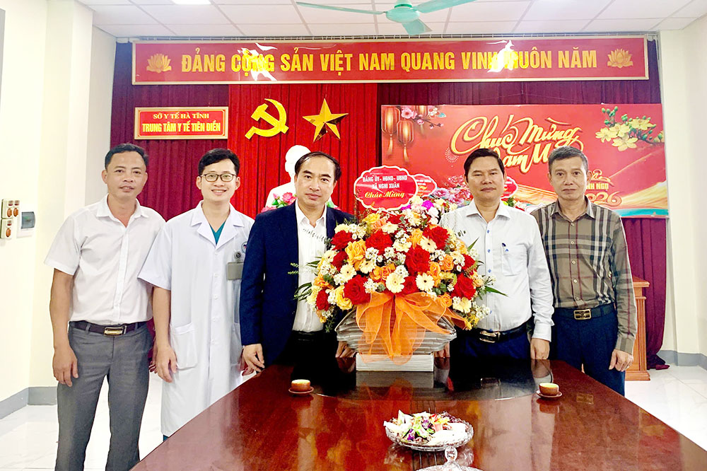 Lãnh đạo xã Nghi Xuân chúc mừng các cơ sở Y tế nhân Ngày Thầy thuốc Việt Nam.