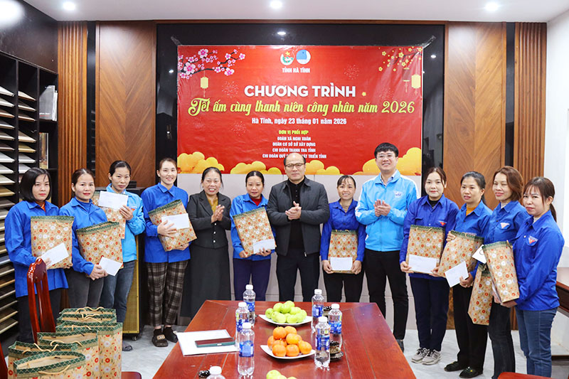 Trao 30 suất quà tại Chương trình “Tết ấm cùng thanh niên công nhân năm 2026