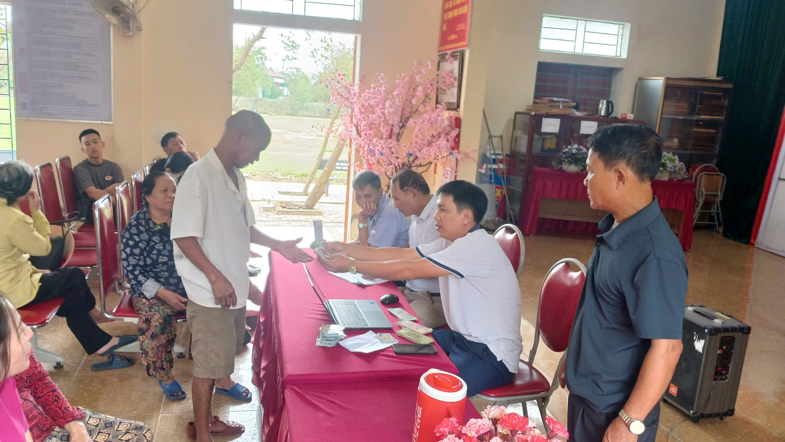 Xã Nghi Xuân tổ chức trao quà tết độc lập Của Thủ tướng Chính phủ cho Nhân dân