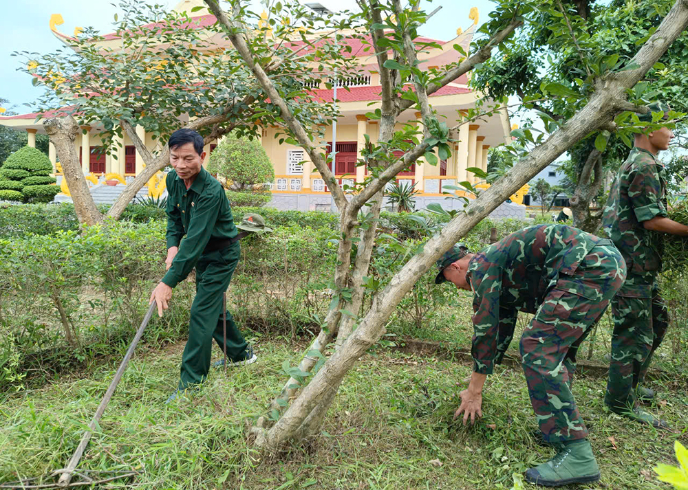 60 hội viên, đoàn viên và cán bộ, chiến sỹ Tiểu đoàn đặc công D31 ra quân chỉnh trang Nhà bia tưởng niệm Anh hùng liệt sĩ.