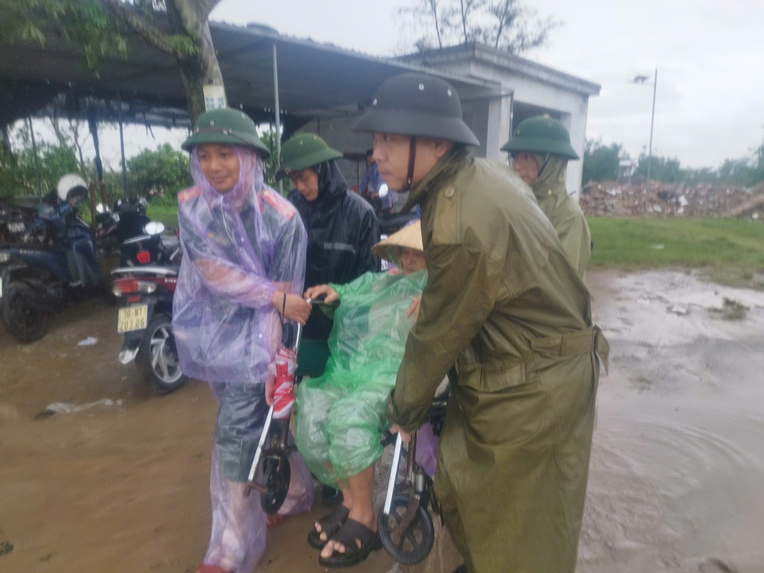 SƠ TÁN NHÂN DÂN VÙNG XUNG YẾU TRÁNH BÃO SỐ 10