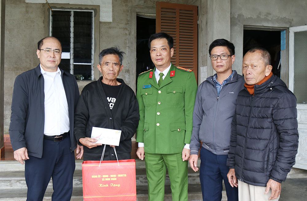 Phó Bí thư Thường trực Đảng ủy xã Nghi Xuân Hoàng Hữu Hiệp tặng quà Tết gia đình chính sách.