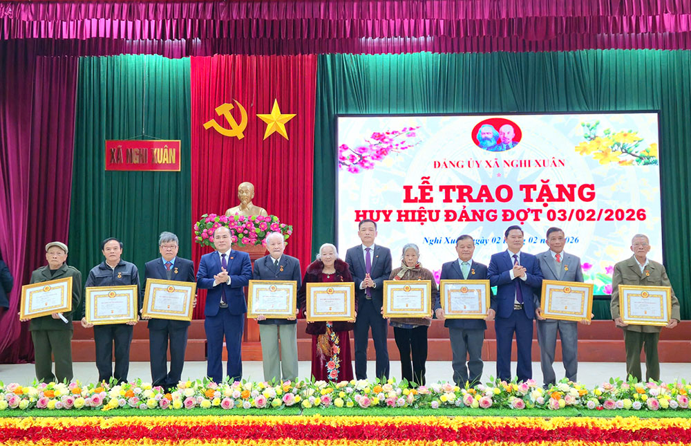 Xã Nghi Xuân trao Huy hiệu Đảng cho 48 đảng viên.