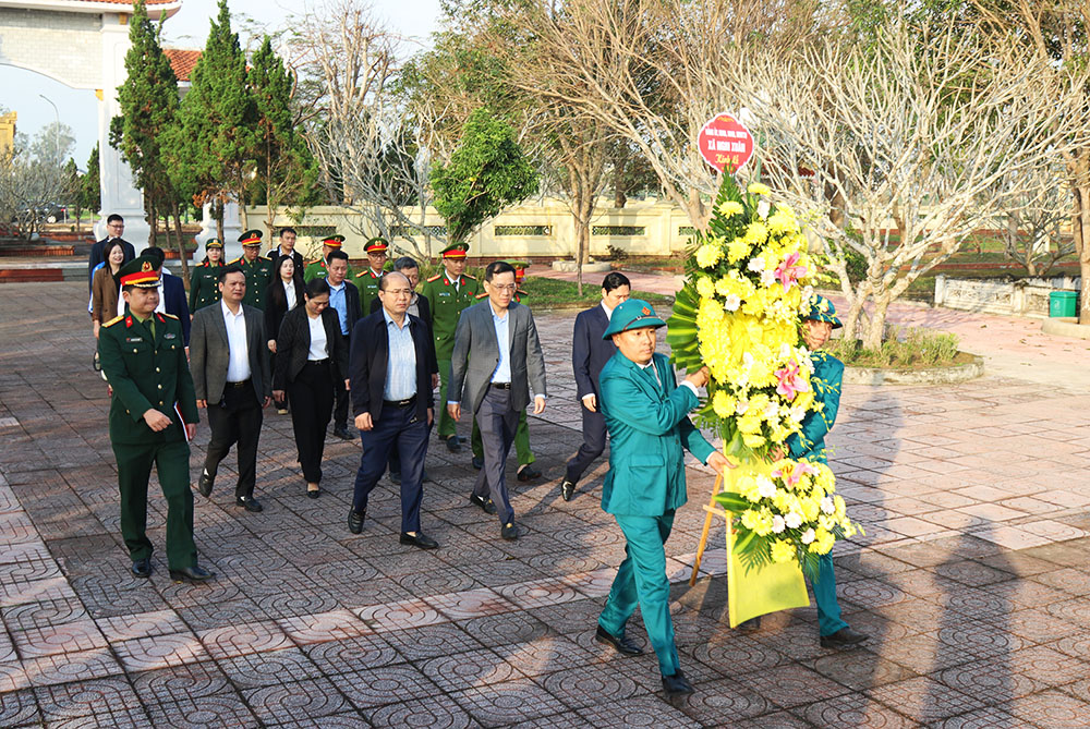 Đoàn cán bộ xã Nghi Xuân dâng hương các địa chỉ đỏ.