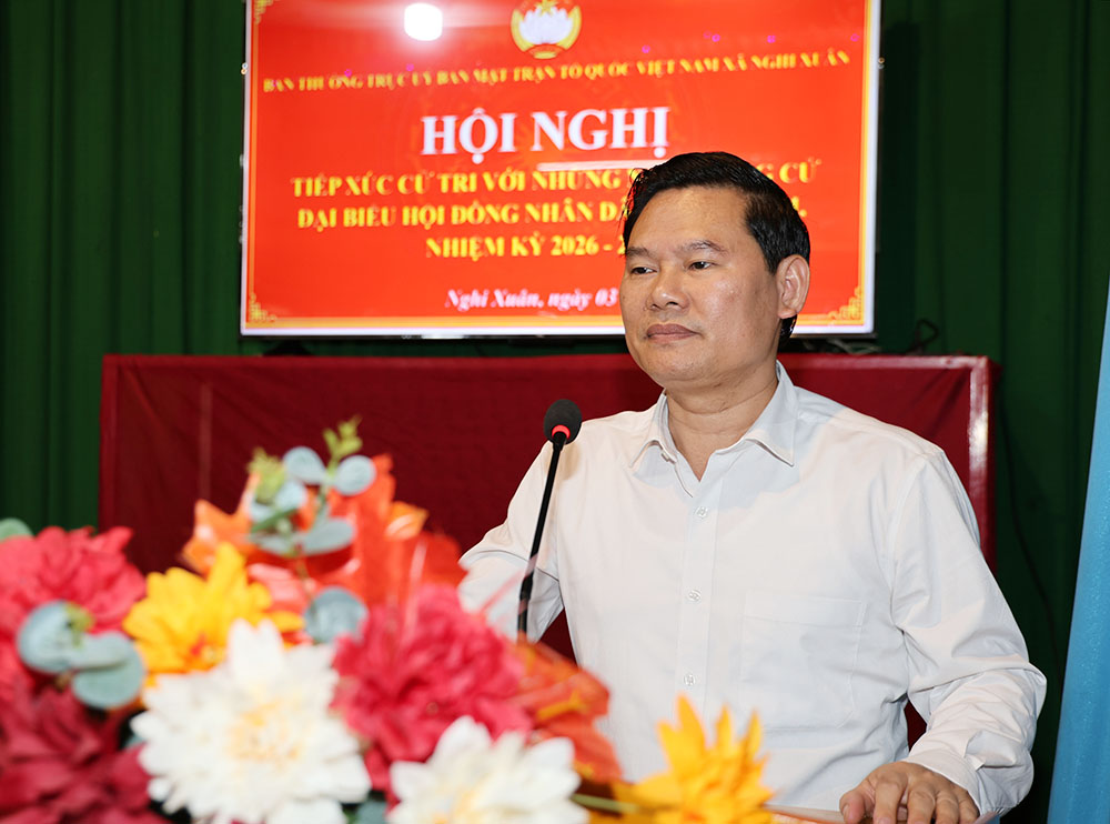 Chủ tịch UBND xã Bùi Việt Hùng và 4 ứng cử viên HĐND xã Nghi Xuân tiếp xúc cử tri.