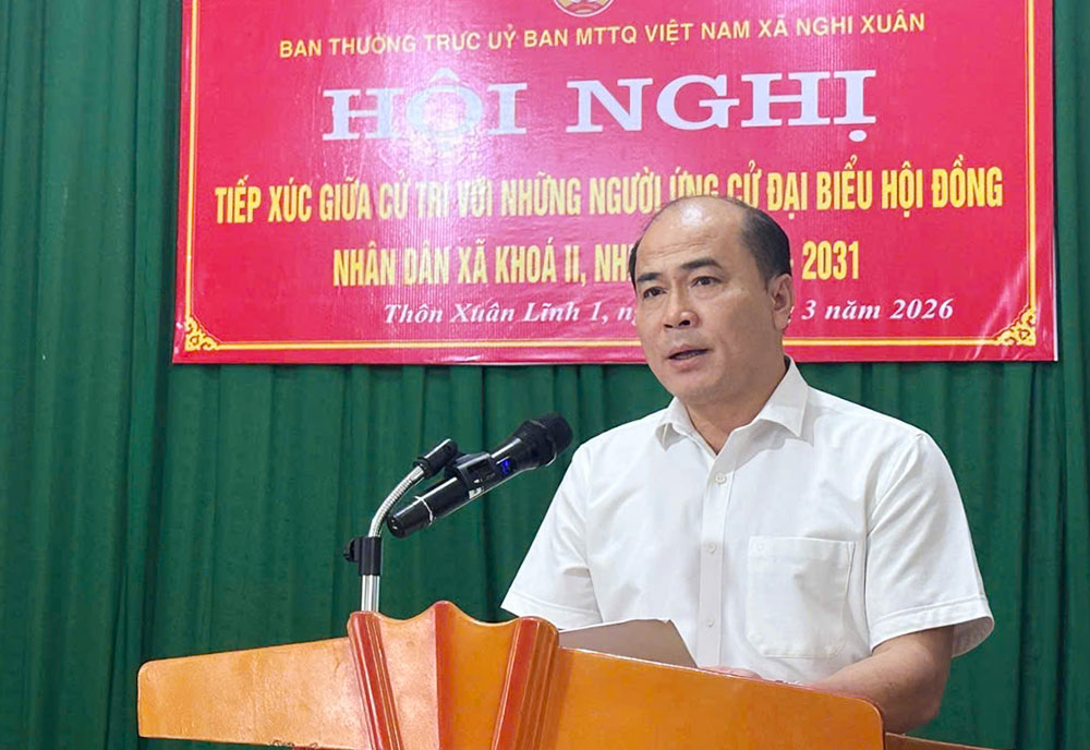 Phó Bí thư Thường trực Đảng ủy Hoàng Hữu Hiệp  và các ứng cử viên HĐND xã Nghi Xuân tiếp xúc cử tri.