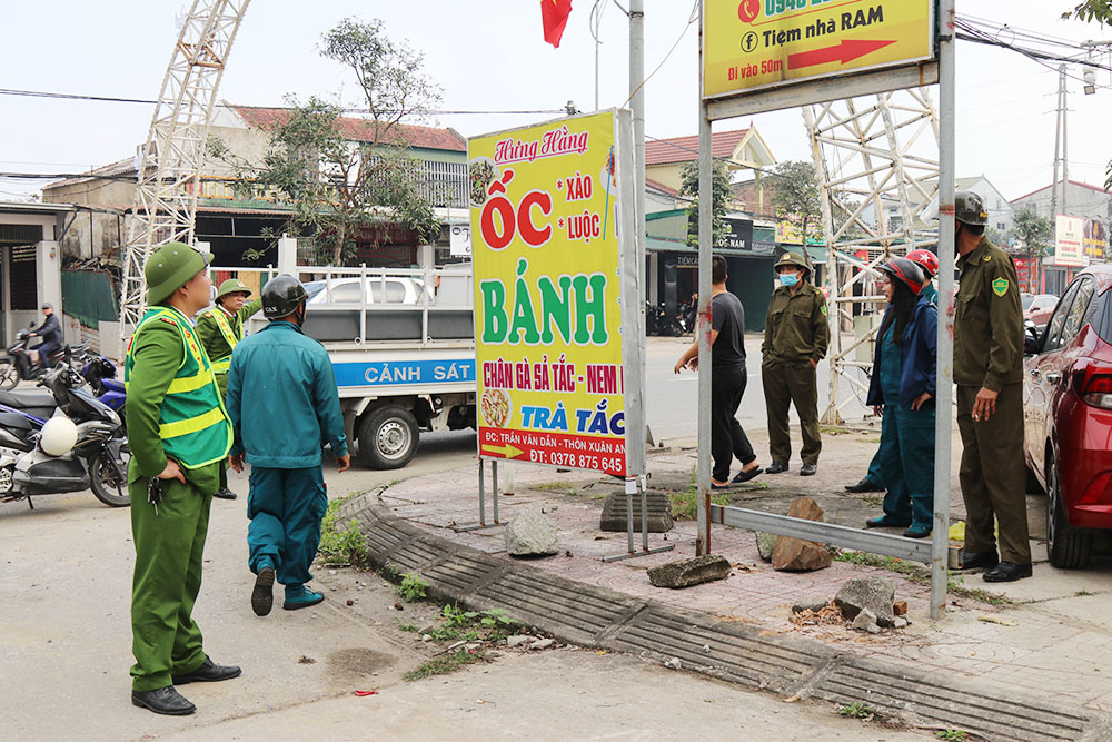 Xã Nghi Xuân ra quân giải tỏa, lập lại trật tự hành lang an toàn giao thông