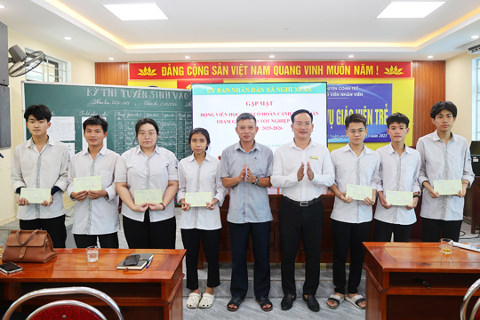 Tặng quà, động viên học sinh lớp 12 có hoàn cảnh khó khăn tham gia kỳ thi tốt nghiệp THPT năm 2026