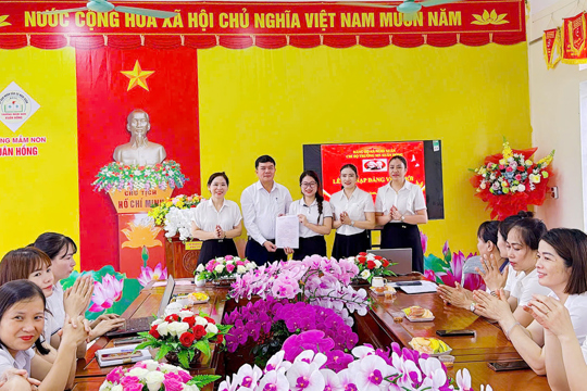 Thêm một giáo viên mầm non được kết nạp vào hàng ngũ của Đảng