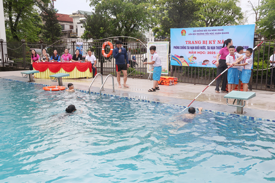 Trường Tiểu học Xuân Giang trang bị kỹ năng phòng đuối nước cho học sinh.