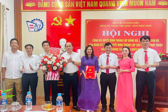 Công bố Quyết định thành lập Đảng bộ Trung tâm Giáo dục nghề nghiệp - Giáo dục thường xuyên Nghi Xuân. 