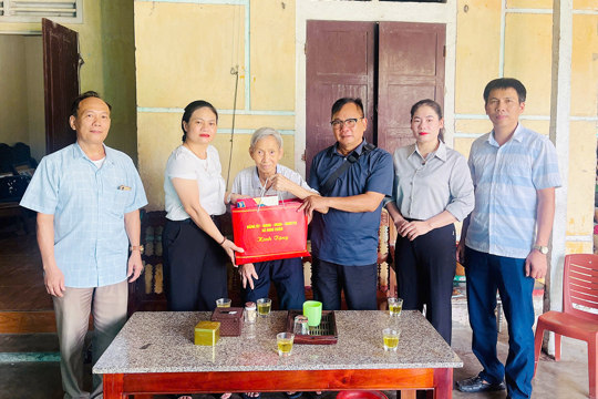 Chủ tịch UBMTTQ thăm, tặng quà các gia đình người có công và thân nhân liệt sĩ