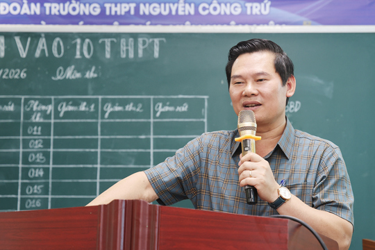 Lãnh đạo xã Nghi Xuân chúc mừng Hội đồng thi Trường THPT Nguyễn Công Trứ.