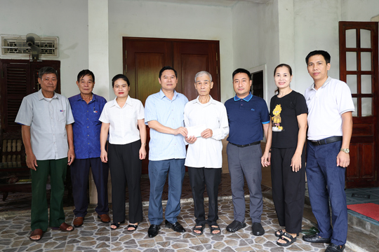 Chủ tịch UBND xã Bùi Việt Hùng tặng quà cho nạn nhân chất độc da cam