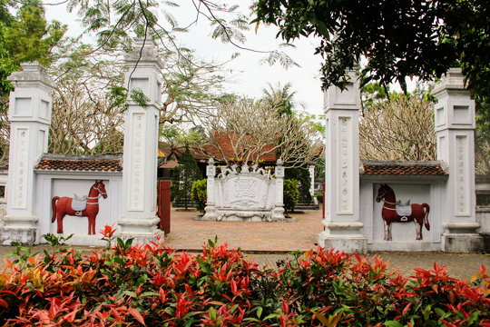 Thăm đền thờ Uy viễn tướng công Nguyễn Công Trứ