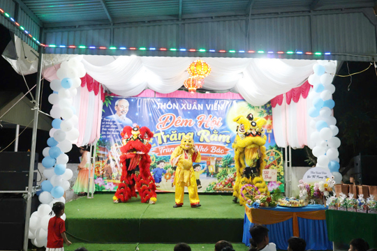 Đong đầy niềm vui, lan tỏa yêu thương tại đêm hội trăng rằm thôn Xuân Viên.