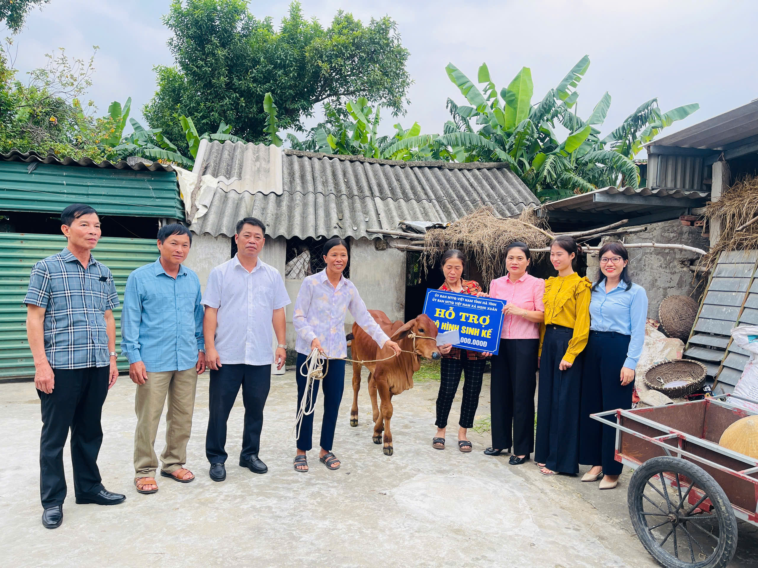 Nghi Xuân trao 12 mô hình sinh kế cho người nghèo.