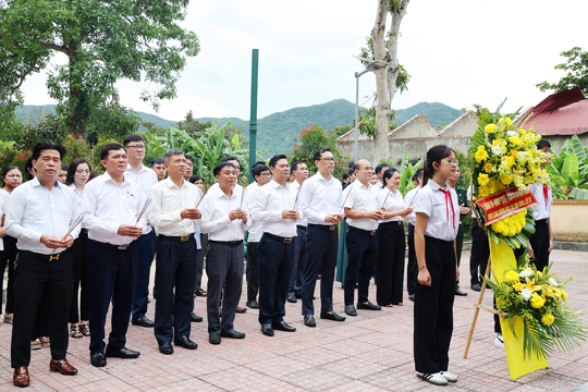 Xã Nghi Xuân dâng hương tưởng niệm các Anh hùng liệt sĩ nhân kỷ niệm 79 năm Ngày Thương binh - Liệt sĩ