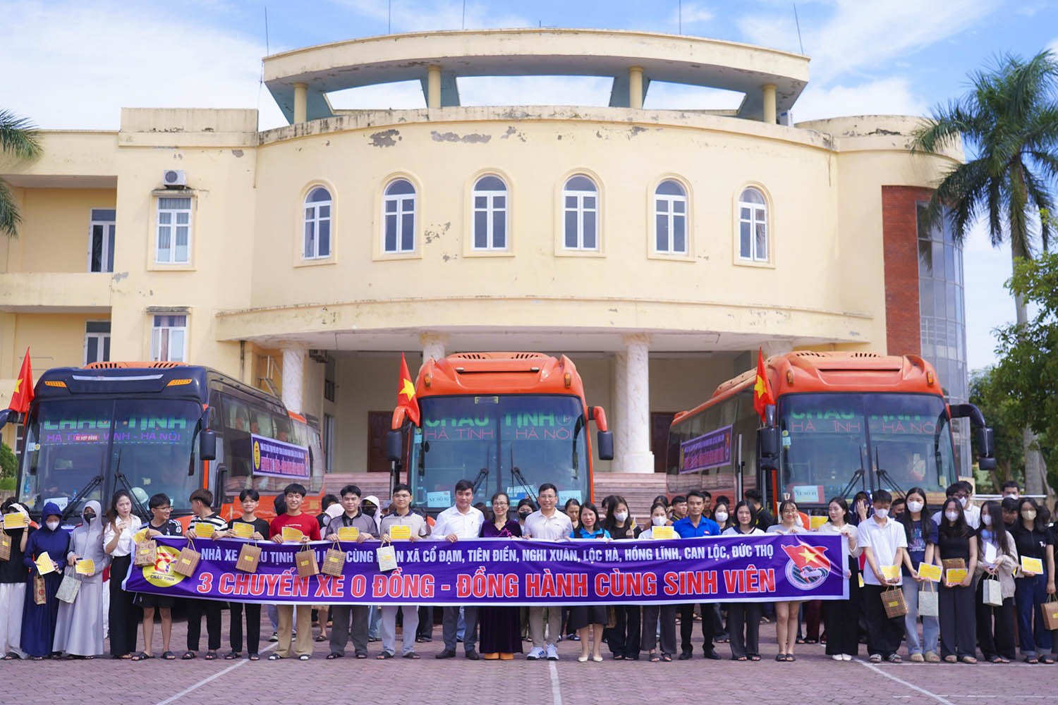 Ấm áp “Chuyến xe 0 đồng” đưa tân sinh viên ra Hà Nội nhập học
