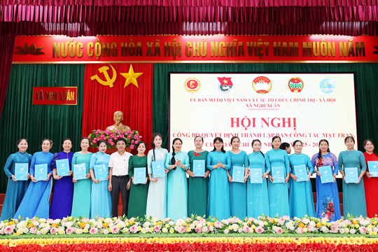 Ủy ban Mặt trận Tổ quốc Việt Nam xã Nghi Xuân công bố quyết định thành lập, chỉ định nhân sự chi đoàn, chi hội các thôn trên địa bàn xã.