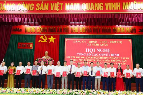 Xã Nghi Xuân: Công bố Nghị quyết về sắp xếp thôn; các quyết định thành lập chi bộ thôn và chỉ định Bí thư chi bộ, Trưởng thôn, Trưởng ban Công tác Mặt trận thôn. 