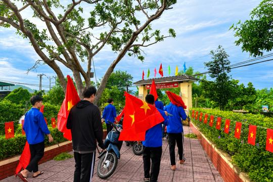 Đoàn viên, thanh niên xã Nghi Xuân đồng hành tuyên truyền các ngày lễ lớn của quê hương, đất nước