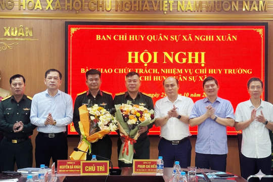 Xã Nghi Xuân tổ chức hội nghị bàn giao chức vụ Chỉ huy trưởng Ban CHQS xã