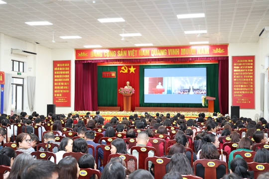 Cán bộ, giáo viên các trường học xã Nghi Xuân tham gia Hội nghị bồi dưỡng chính trị