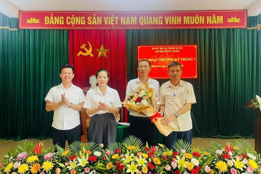 Chi bộ Thôn Hồng Xuân tổ chức sinh hoạt thường kỳ tháng 7, triển khai nhiệm vụ sau khi thành lập thôn mới