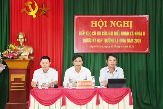 Chủ tịch UBND xã Bùi Việt Hùng tiếp xúc cử tri tại thôn Xuân An 8B.